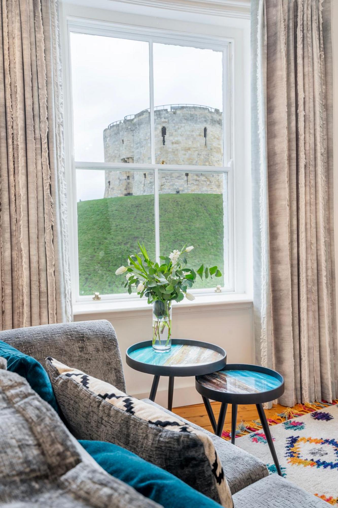 Peckitt Street Apartment *