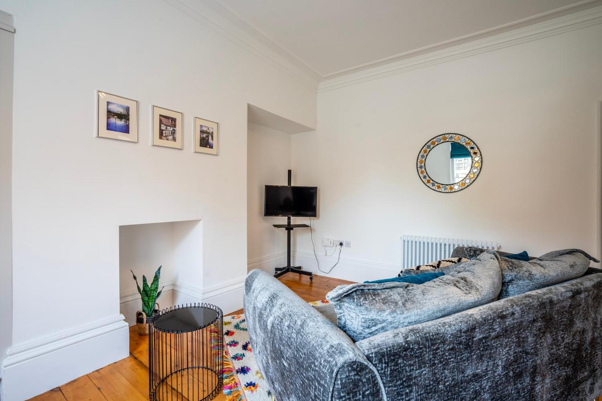 Peckitt Street Apartment *